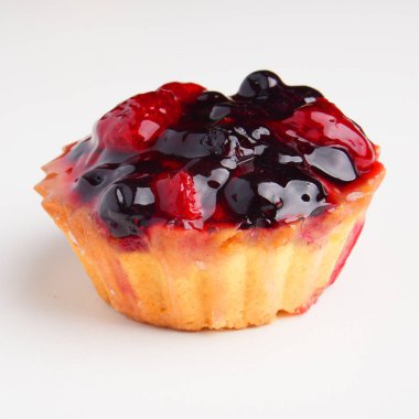 Beyaz arka plan üzerinde izole çilek ile Muffin