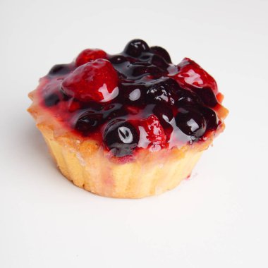 Beyaz arka plan üzerinde izole çilek ile Muffin