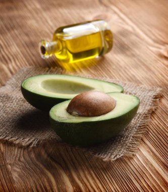 Ahşap masada servis edilen avokado yağı.