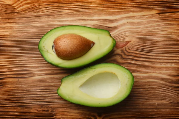 Aguacate Crudo Sobre Fondo Madera — Foto de stock gratis