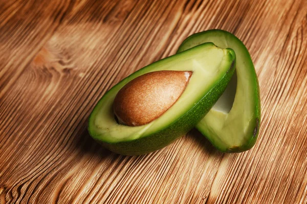 Rohe Avocado Auf Hölzernem Hintergrund — Stockfoto
