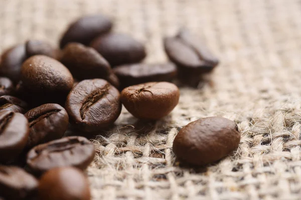 Geröstete Kaffeebohnen Auf Sacktuch Hintergrund — Stockfoto