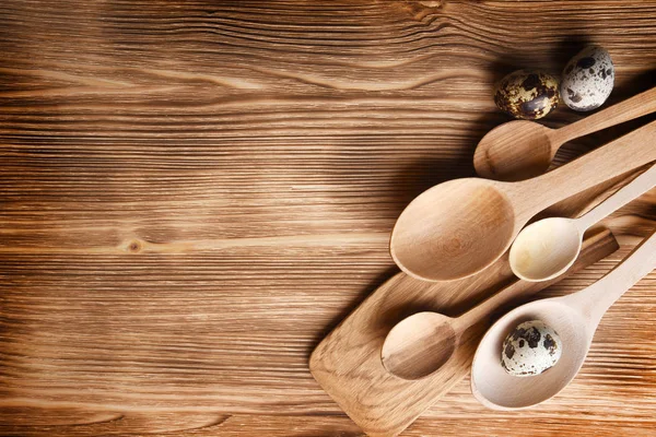 Cucharas Madera Con Huevos Codorniz Mesa Con Espacio Para Copiar —  Fotos de Stock