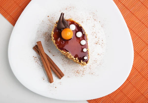 Gâteau Avec Glaçure Cannelle Sur Plaque Blanche — Photo gratuite