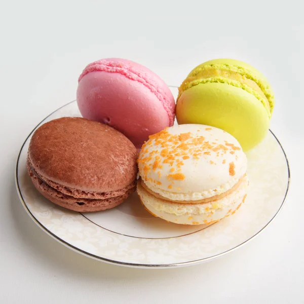 Pastell Macarons Auf Weißem Teller — kostenloses Stockfoto