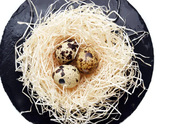 Telur Puyuh Dalam Sarang Jerami Piring Hitam — Stok Foto