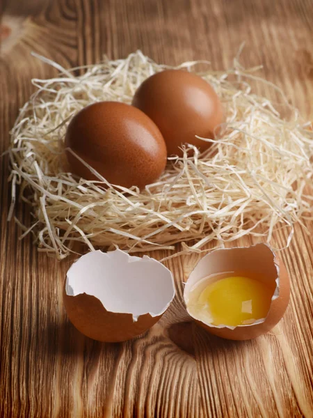 Telur Atas Jerami Atas Meja Kayu — Stok Foto