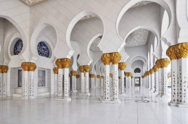 Abu Dabi, Uae - 7 Haziran 2012: Muhteşem Şeyh Zayed Büyük Camii - Uae 'deki en büyük cami ve dünyanın en büyük sekizinci camii..