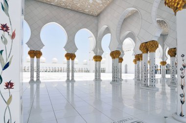 Abu Dabi, Uae - 7 Haziran 2012: Muhteşem Şeyh Zayed Büyük Camii - Uae 'deki en büyük cami ve dünyanın en büyük sekizinci camii..
