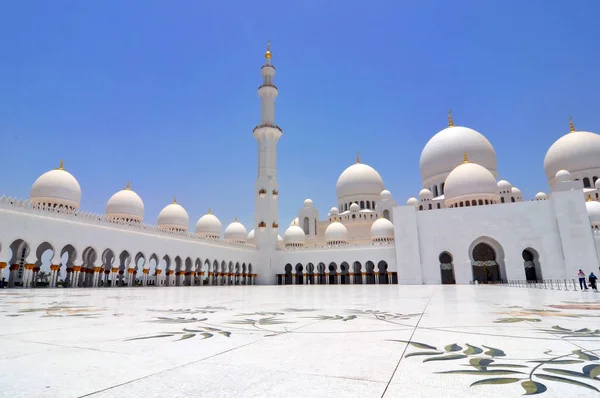 Abu Dhabi Emiratos Árabes Unidos Junio 2012 Magnífica Mezquita Sheikh —  Fotos de Stock