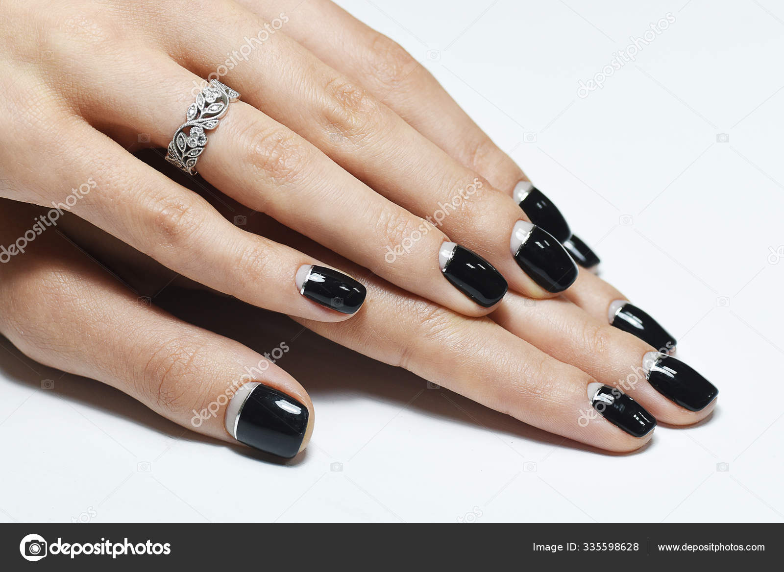 白い背景に隔離された月の黒いマニキュアを持つ女性の手 無料のストック写真 C Fineshine