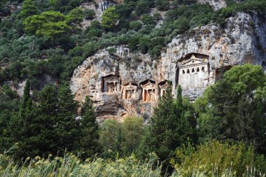Kayalıklardaki antik manastır