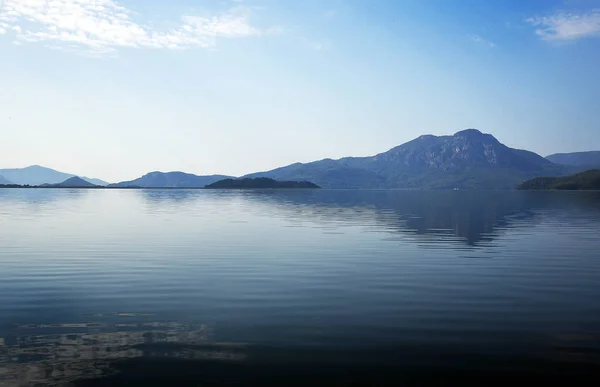 Meereslandschaft Mit Bergen Natürlicher Hintergrund — kostenloses Stockfoto