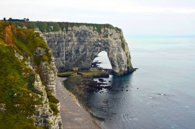 Normandiya, Fransa 'da Etretat' ın deniz kıyısında kayalık
