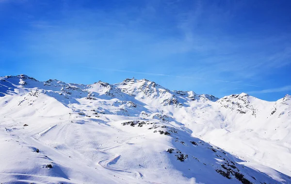 輝く太陽と冬の山の風景  — 無料ストックフォト