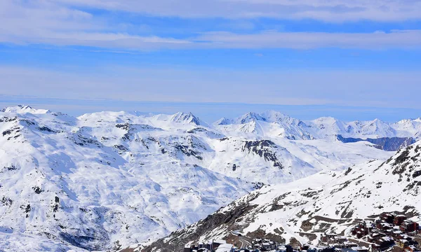 Observarea Vederii Munților Iarnă Cer Albastru Tulbure Fundal — Fotografie, imagine de stoc