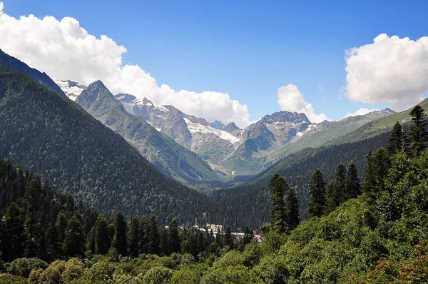 Blick Von Den Bergen Auf Dombai Russland — kostenloses Stockfoto