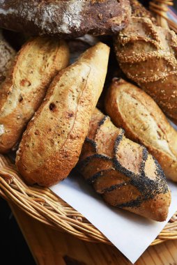 Kulakları ve çekirdekleri olan farklı ekmekler
