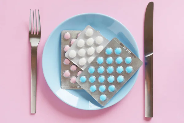 Beyaz Tabakta Çatal Bıçaklı Tabletlerle Toplayan Bir Grup — Stok fotoğraf