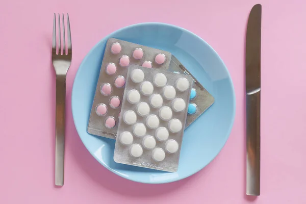 Beyaz Tabakta Çatal Bıçaklı Tabletlerle Toplayan Bir Grup — Stok fotoğraf