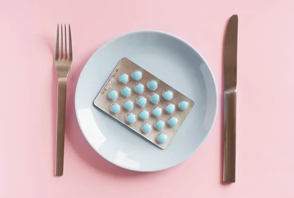 Blister Dengan Tablet Piring Putih Dengan Garpu Dan Pisau — Stok Foto