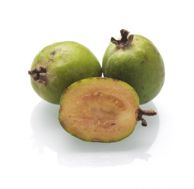 feijoa beyaz arkaplanda izole edildi