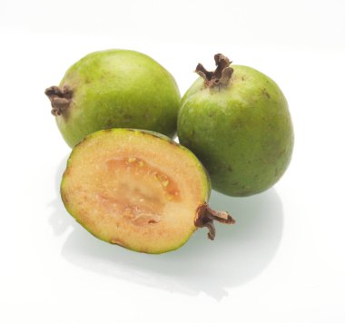 feijoa beyaz arkaplanda izole edildi