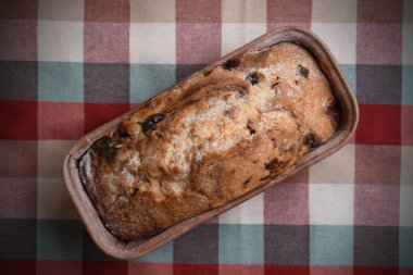 Kareli masada kuru üzümlü kek.