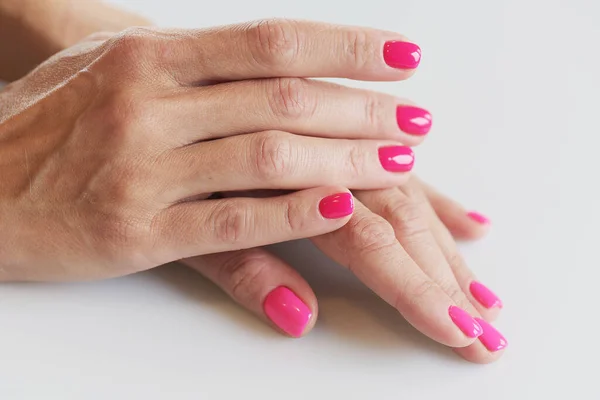 Mãos Femininas Com Manicure Rosa Fundo Branco — Fotografia de Stock