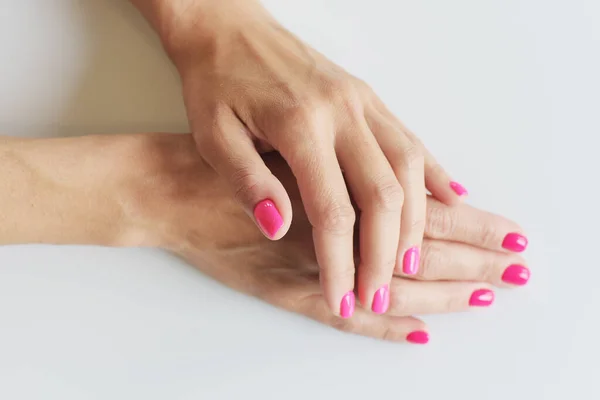 Mãos Femininas Com Manicure Fundo Branco — Fotografia de Stock