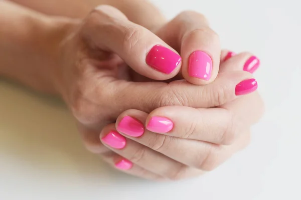 粉红色的钉子 漂亮的女人的手 — 图库照片