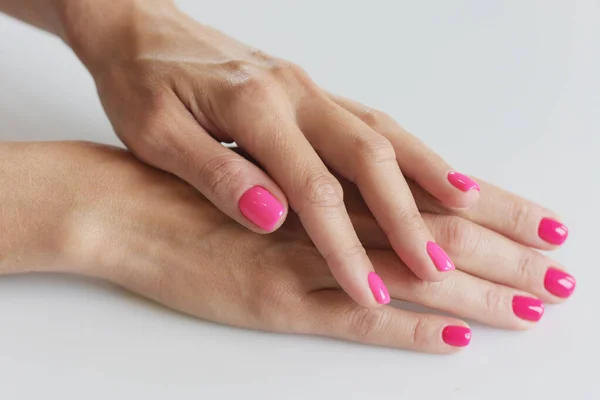 Unhas Cor Rosa Belas Mãos Mulher — Fotografia de Stock