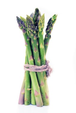 Beyaz üzerine yeşil taze kuşkonmaz.