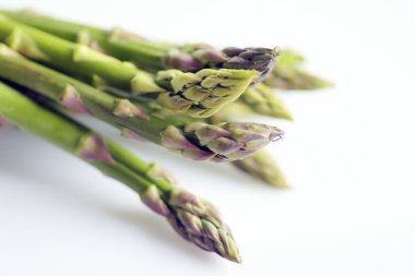 Beyaz üzerine yeşil taze kuşkonmaz.