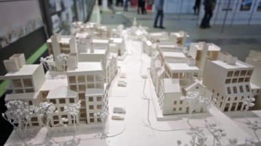 Beyaz kağıt üzerine sergi mimari modeli