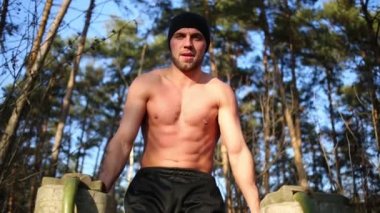 adam paralel Bar üzerinde egzersiz