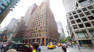  Lexington Avenue arabalar ve insanlar tarafından kalabalık
