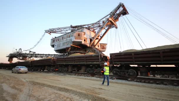 Una lavoratrice sta camminando vicino alla carriera Stacker — Video Stock