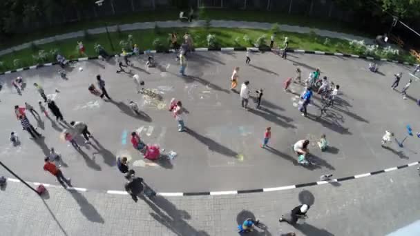 Çocuk asfaltta uluslararası çocuk günü üzerinde çekmek. — Stok video