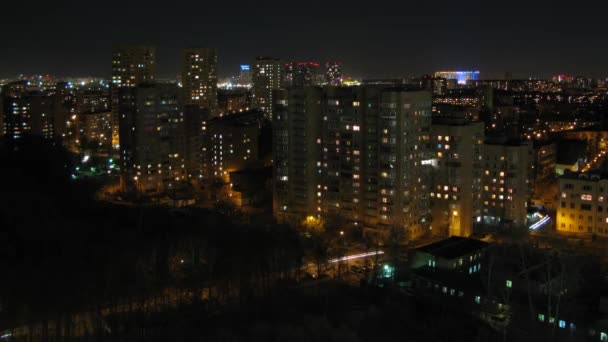 O bairro da cidade noturna com iluminação e tráfego — Vídeo de Stock