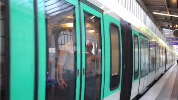 Mensen in de metro in Parijs — Stockvideo