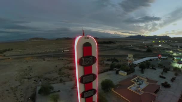 Крупнейший термометр на дорожной станции рядом с шоссе — стоковое видео