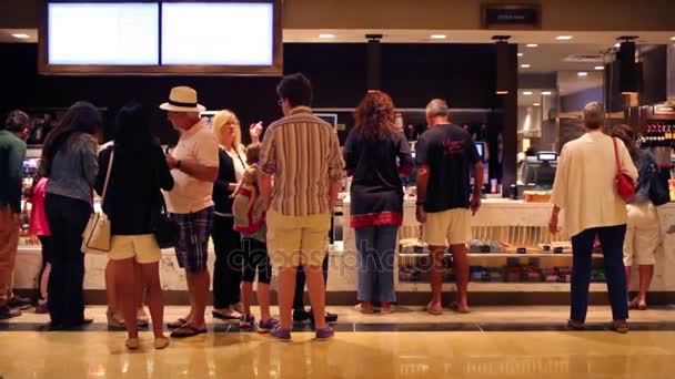 Lidé v jídelně hotelu Hilton v Nyc — Stock video