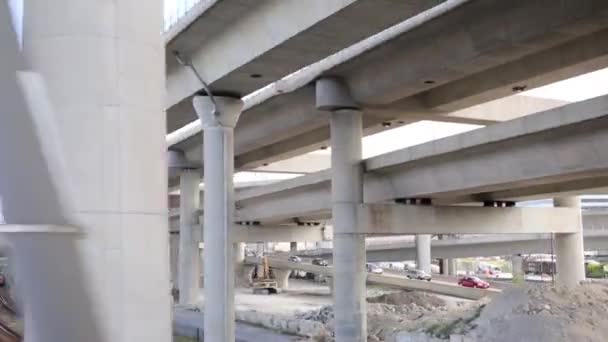Verkeer op de weg onder concrete junction in Boston — Stockvideo