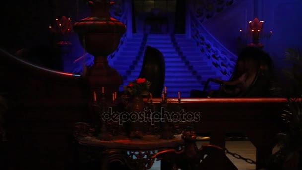Treppe mit Beleuchtung im Phantom Manor in Disneyland — Stockvideo