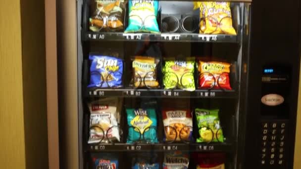 Автомат по продаже закусок Surevend в Нью-Йорке — стоковое видео