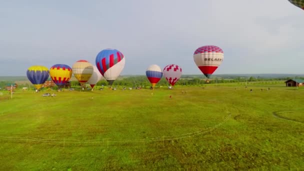 Grupo de globos aerostáticos coloridos — Vídeo de stock
