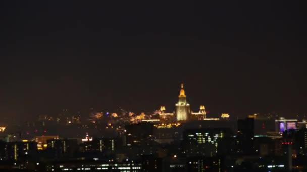 Fuegos artificiales sobre la ciudad nocturna con la Universidad Estatal de Moscú — Vídeo de stock