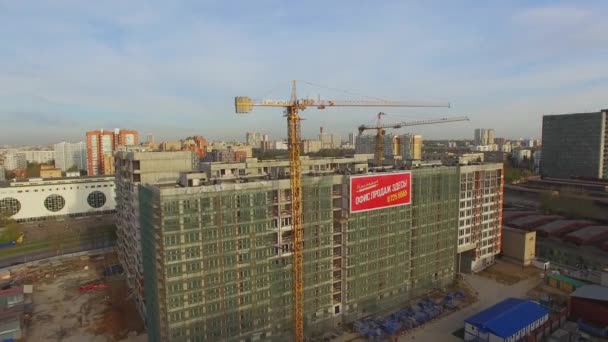 Stadtbild mit Bauplatz für Wohnanlage — Stockvideo