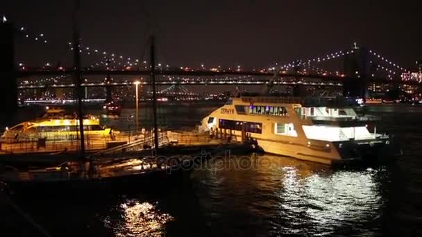 Πλοία κοντά στη γέφυρα του Μπρούκλιν στη Νέα Υόρκη — Αρχείο Βίντεο